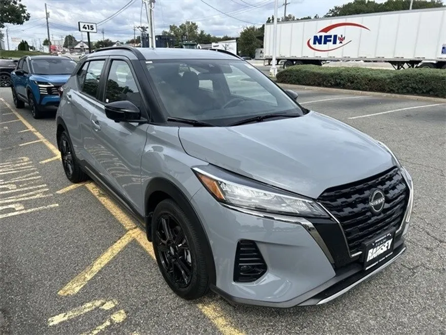 2024 Nissan Kicks SR photo 1