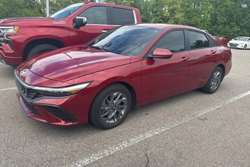 2024 Hyundai Elantra SEL photo 1