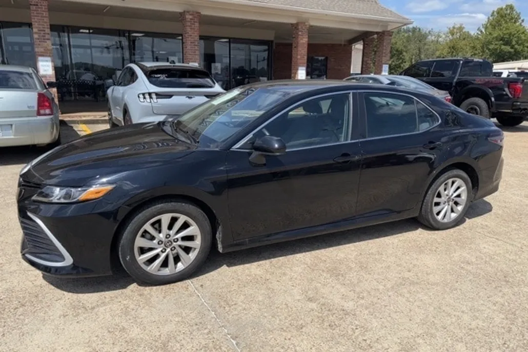2023 Toyota Camry LE photo 1