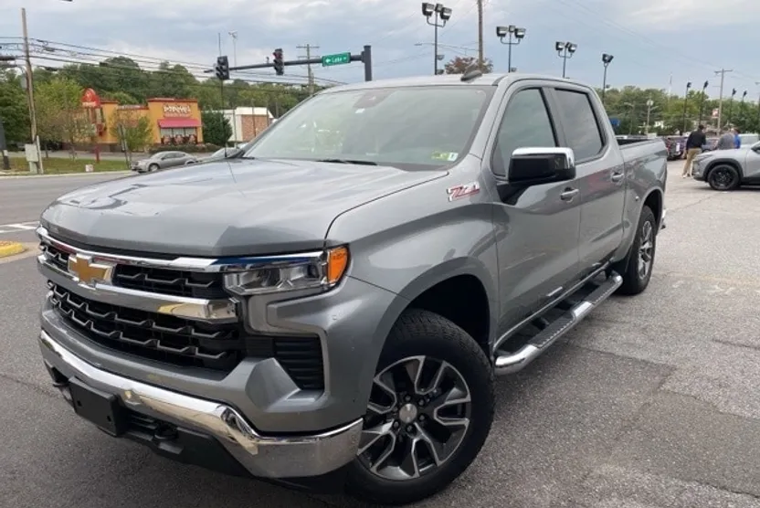 2024 Chevrolet Silverado 1500 LT photo 1