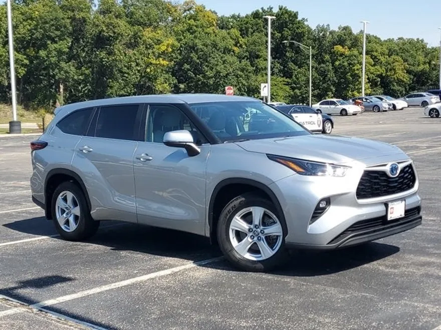 2024 Toyota Highlander Hybrid LE photo 1