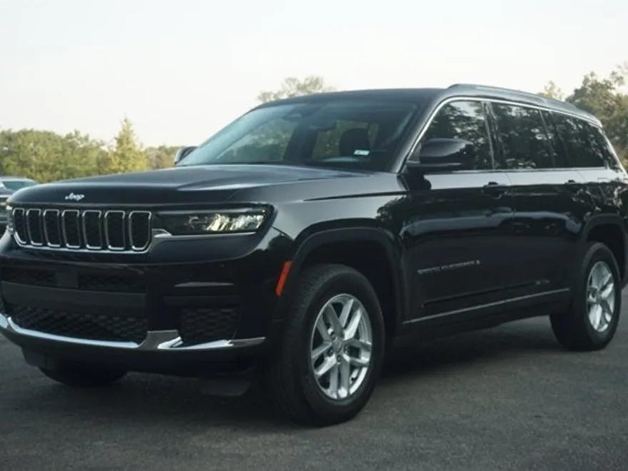 2022 Jeep Grand Cherokee Laredo photo 1
