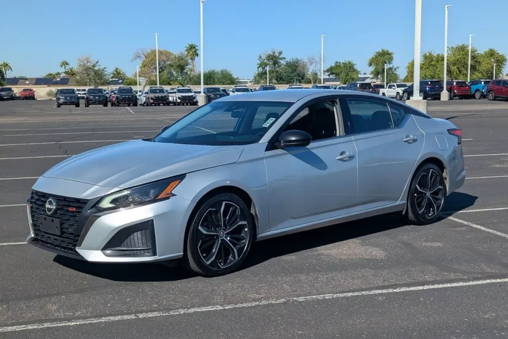 2023 Nissan Altima 2.5 SR photo 1