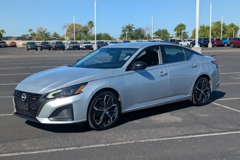 2023 Nissan Altima 2.5 SR photo 1