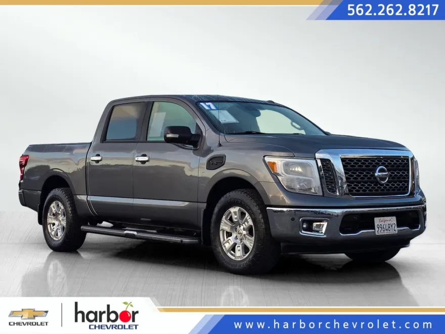 2017 Nissan Titan SV photo 1