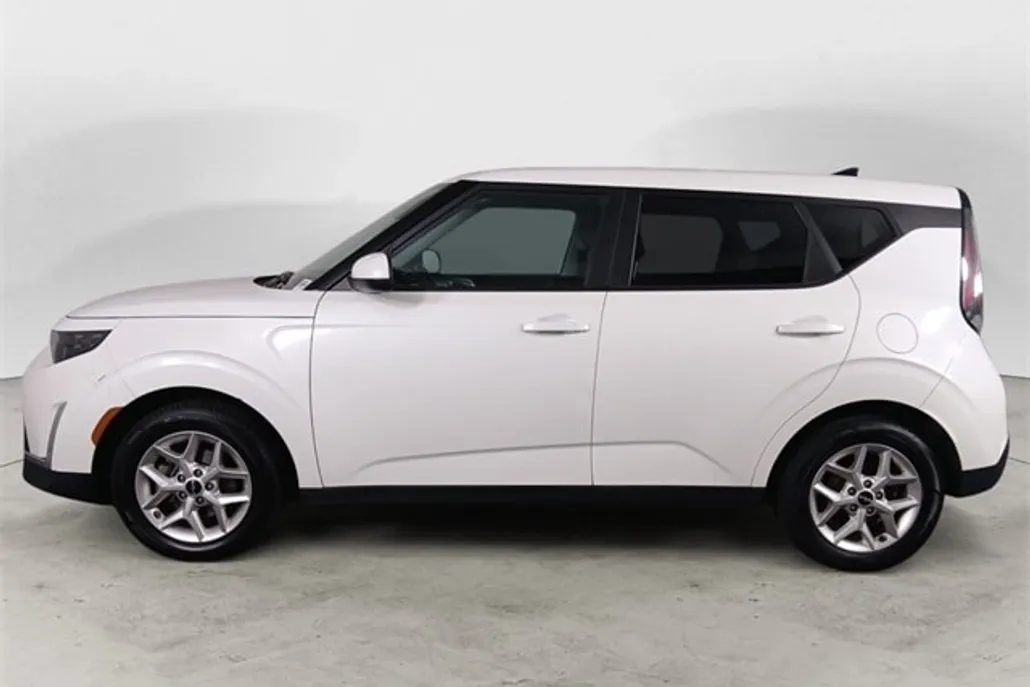 2023 Kia Soul LX photo 1