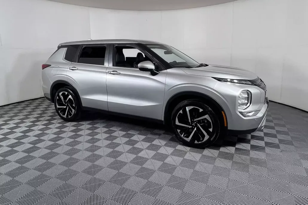 2023 Mitsubishi Outlander SE photo 1