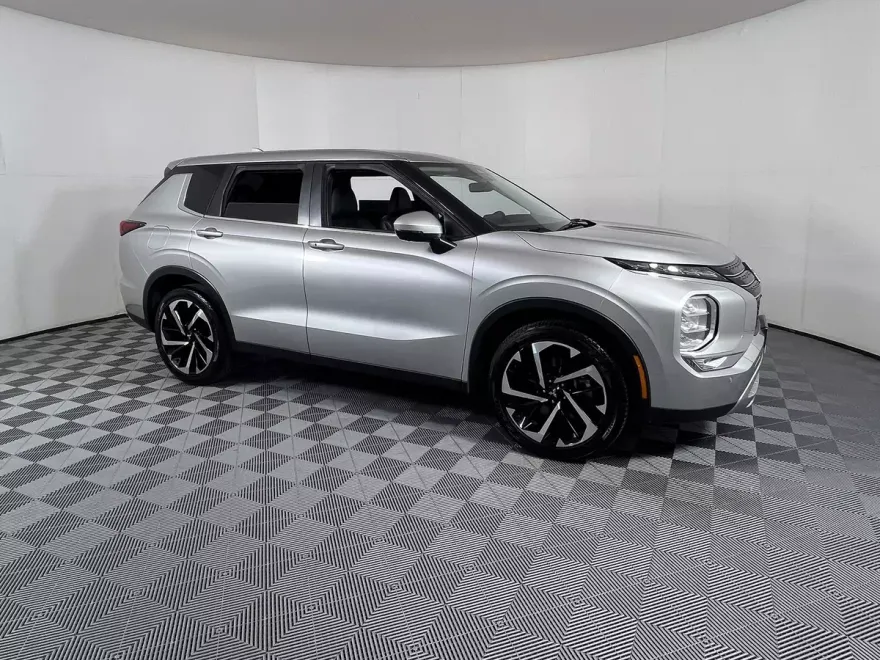2023 Mitsubishi Outlander SE photo 1
