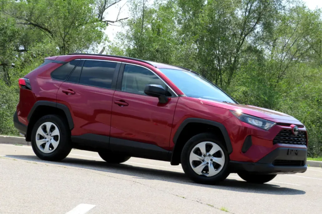 2019 Toyota RAV4 LE photo 1