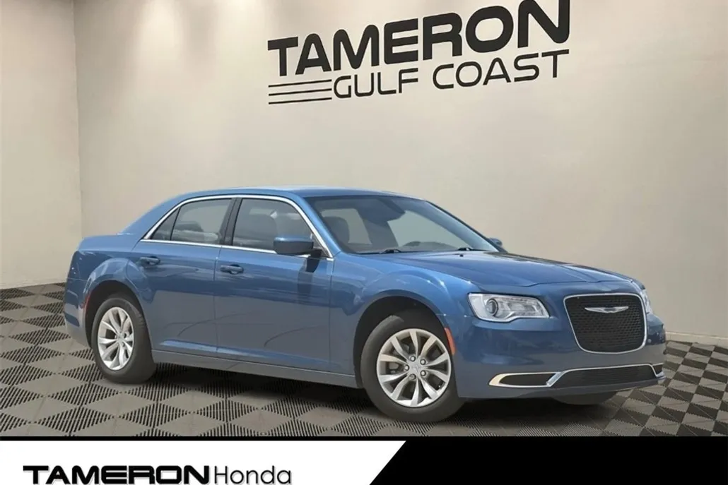 2023 Chrysler 300 Touring photo 1