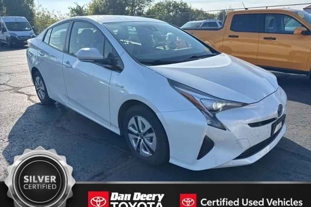 2018 Toyota Prius Three photo 1