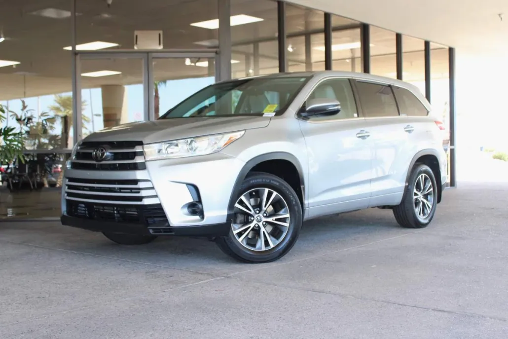 2017 Toyota Highlander LE photo 1