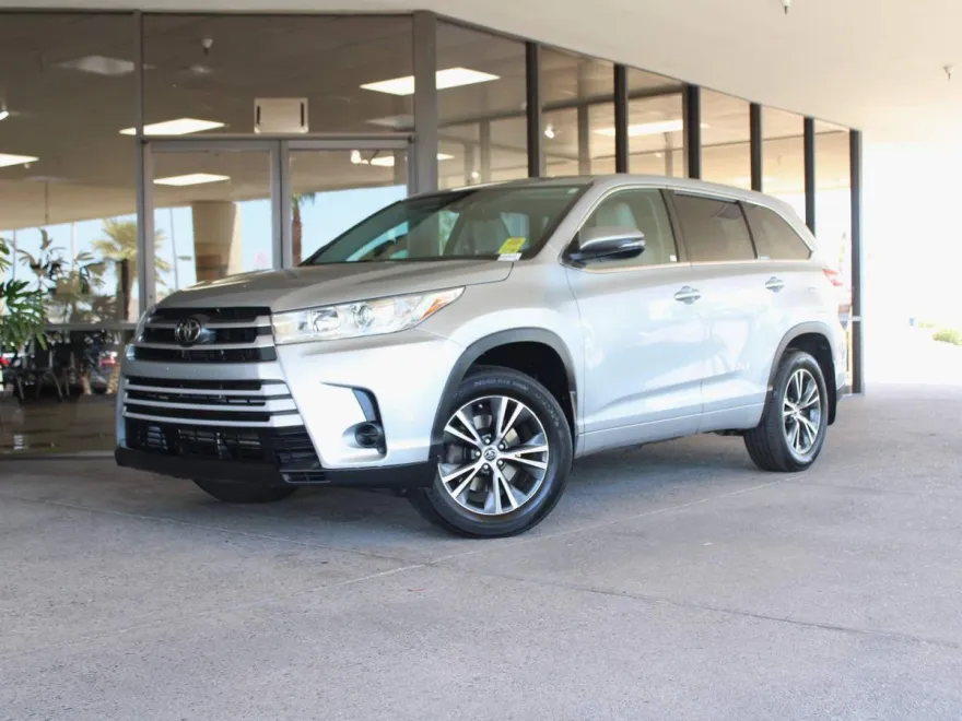 2017 Toyota Highlander LE photo 1