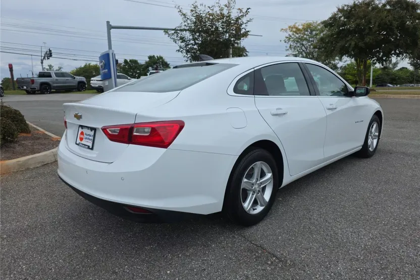 2023 Chevrolet Malibu LS photo 1