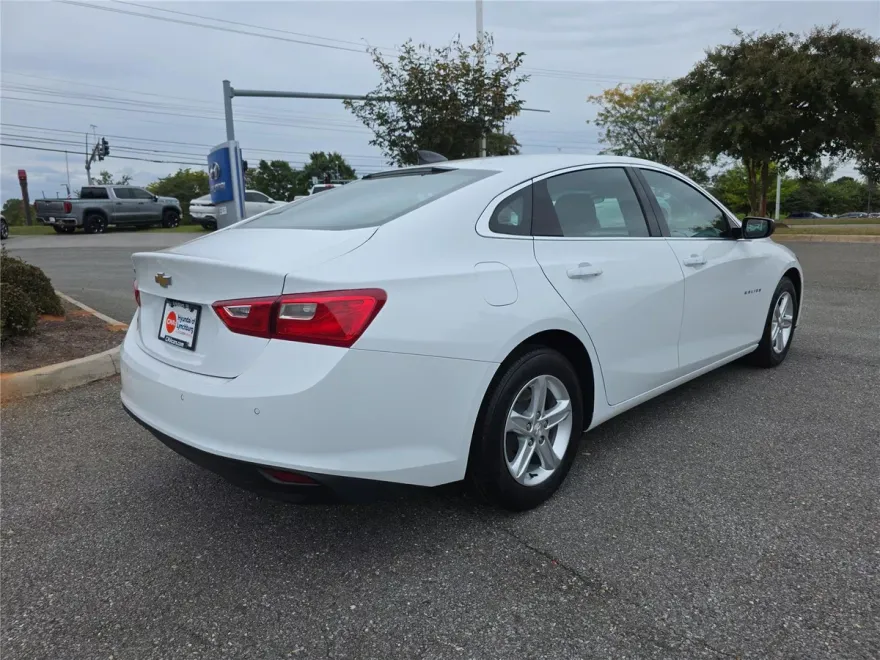 2023 Chevrolet Malibu LS photo 1