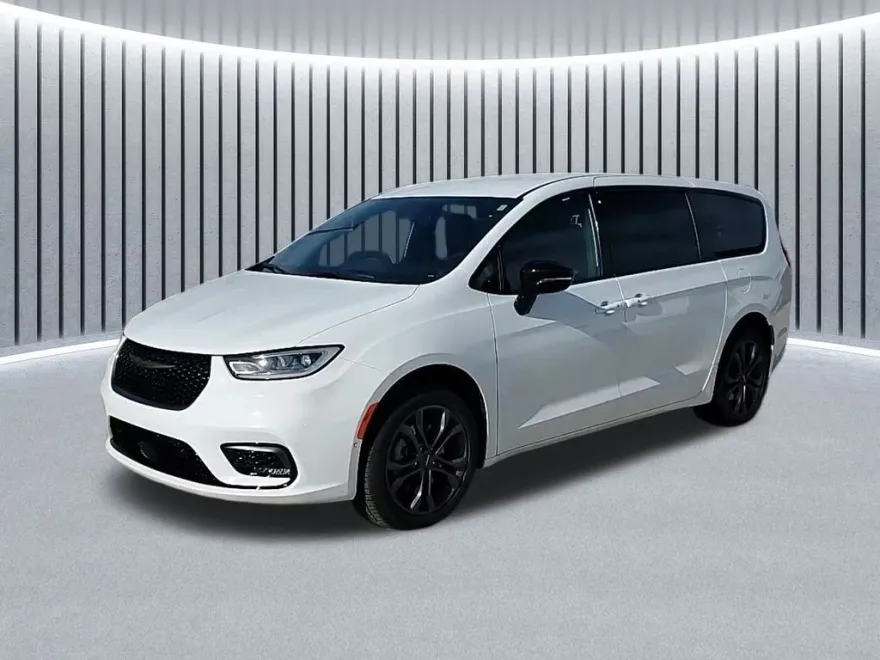 2026 Chrysler Pacifica photo 1