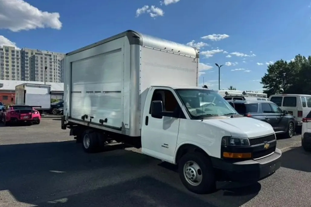 2021 Chevrolet Express Cutaway photo 1