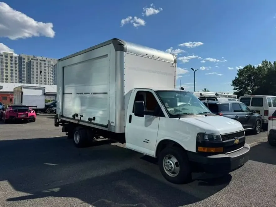 2021 Chevrolet Express Cutaway photo 1