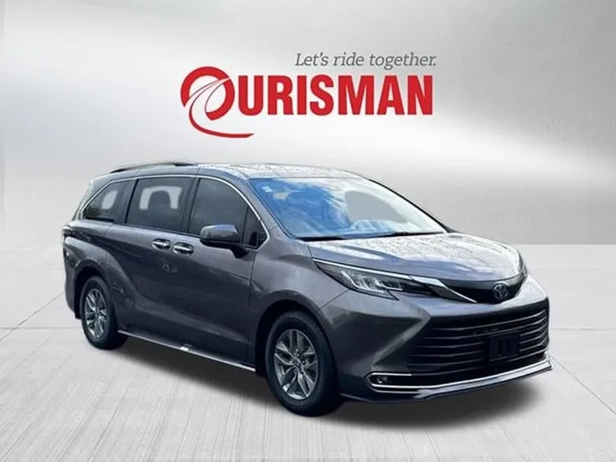 2022 Toyota Sienna XLE photo 1