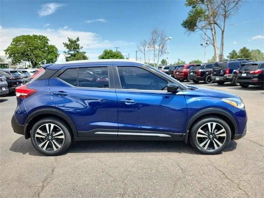 2019 Nissan Kicks SR photo 1