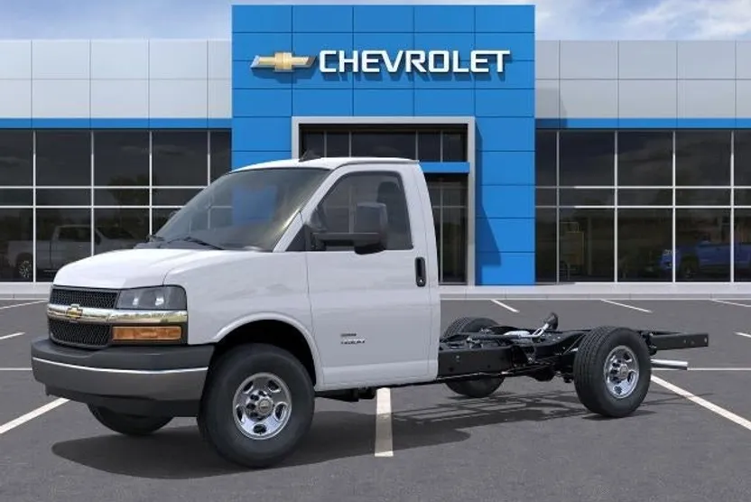 2025 Chevrolet Express Cutaway 3500 Base photo 1
