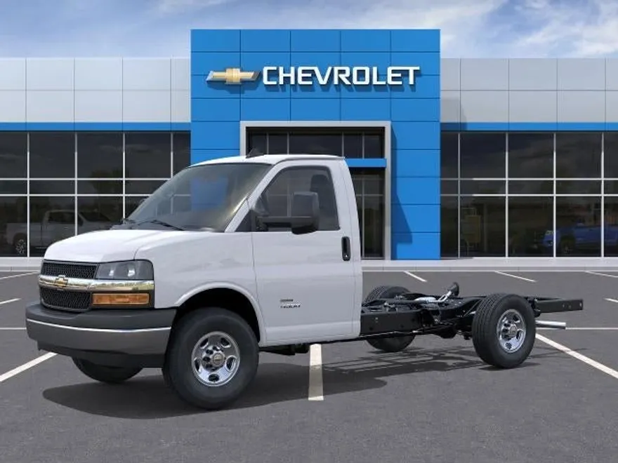 2025 Chevrolet Express Cutaway 3500 Base photo 1