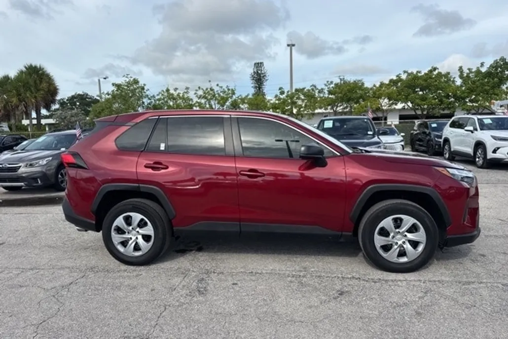 2023 Toyota RAV4 LE photo 1
