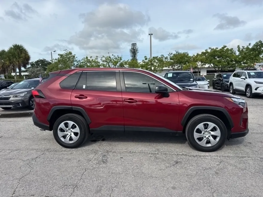 2023 Toyota RAV4 LE photo 1