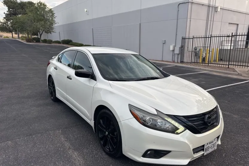 2017 Nissan Altima 2.5 SR photo 1