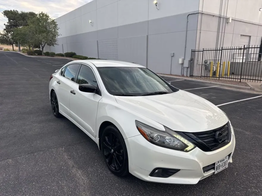 2017 Nissan Altima 2.5 SR photo 1