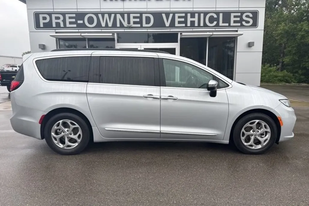 2023 Chrysler Pacifica Limited photo 1