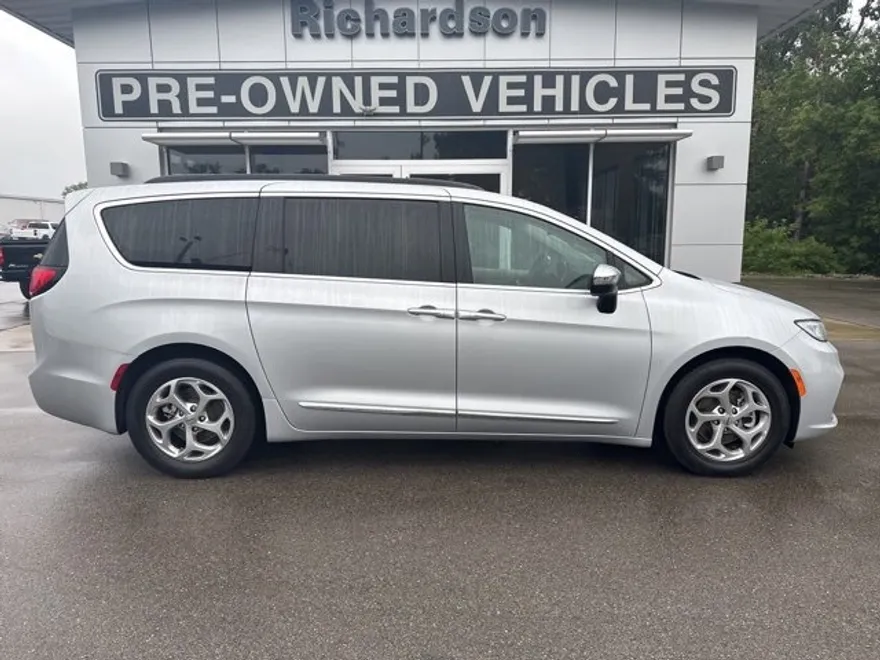 2023 Chrysler Pacifica Limited photo 1