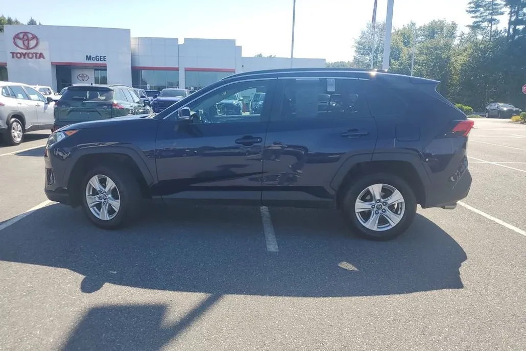 2020 Toyota RAV4 XLE photo 1