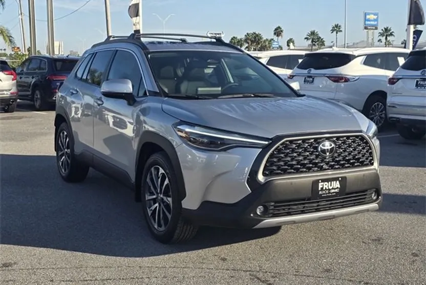2024 Toyota Corolla Cross XLE photo 1