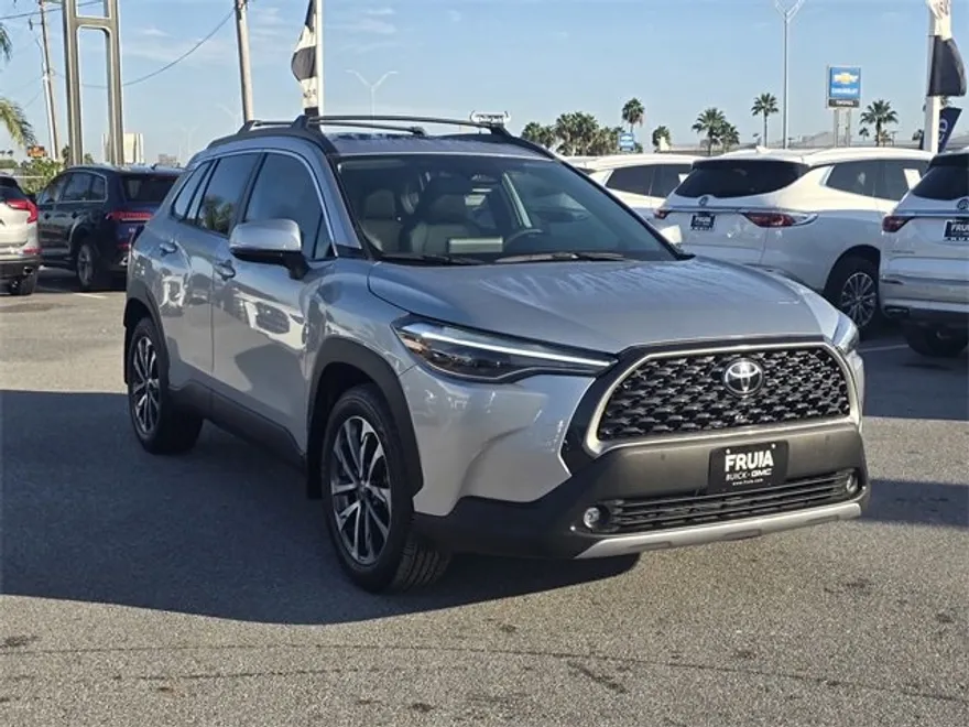 2024 Toyota Corolla Cross XLE photo 1