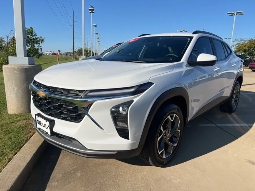 2024 Chevrolet Trax LT photo 1