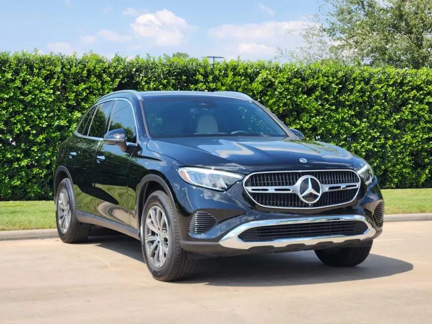2025 Mercedes Benz GLC 300 photo 1