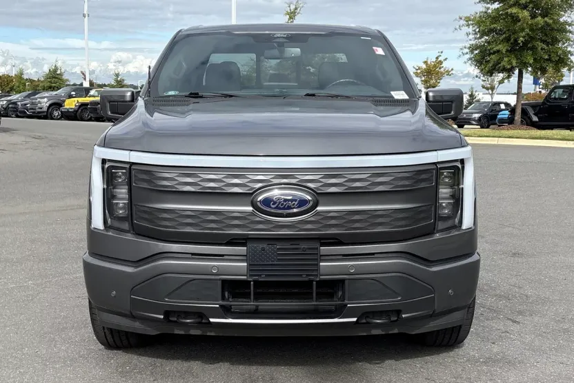 2022 Ford F-150 Lightning Lariat photo 1