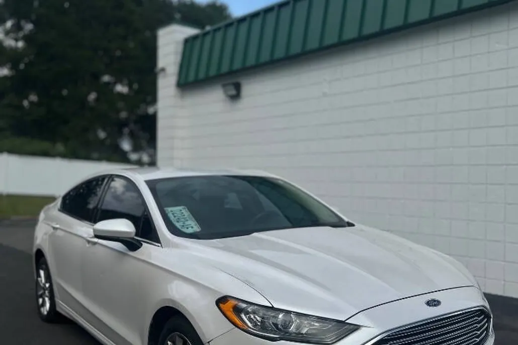 2017 Ford Fusion SE photo 1