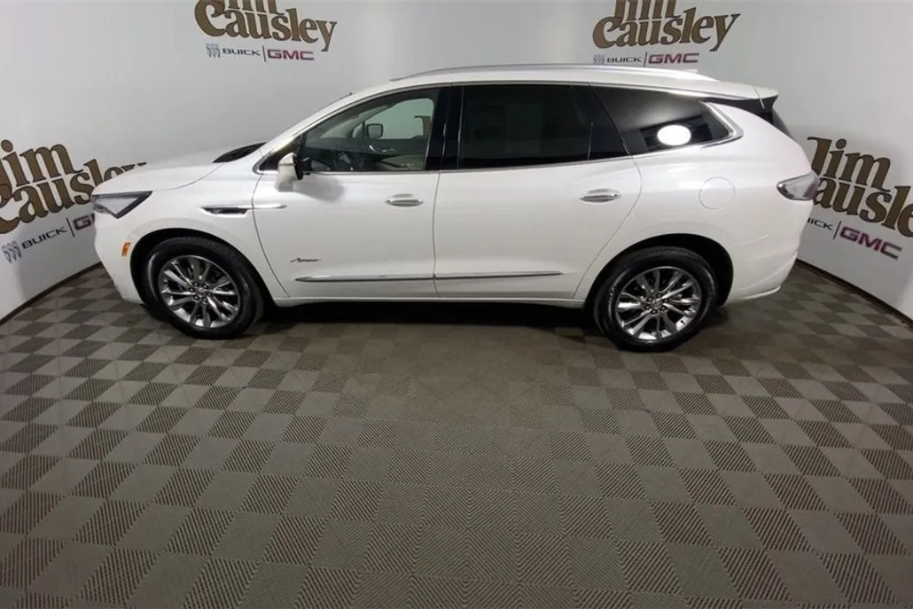2023 Buick Enclave Avenir photo 1