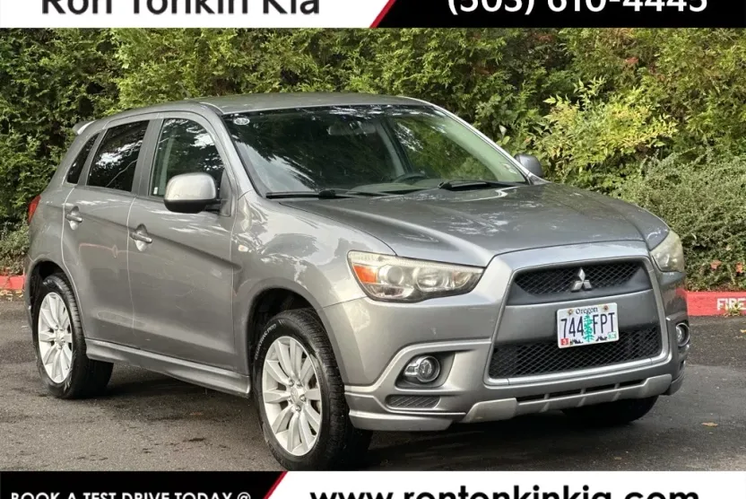 2011 Mitsubishi Outlander Sport SE photo 1