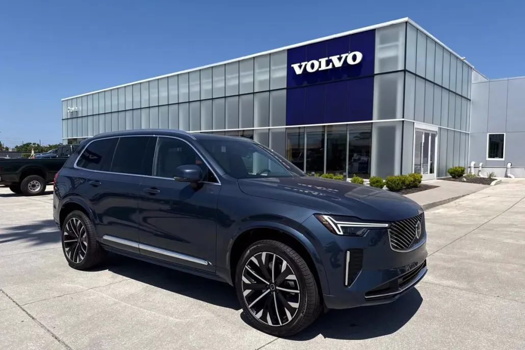 2025 Volvo XC90 B5 Core photo 1