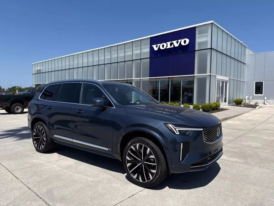 2025 Volvo XC90 B5 Core photo 1