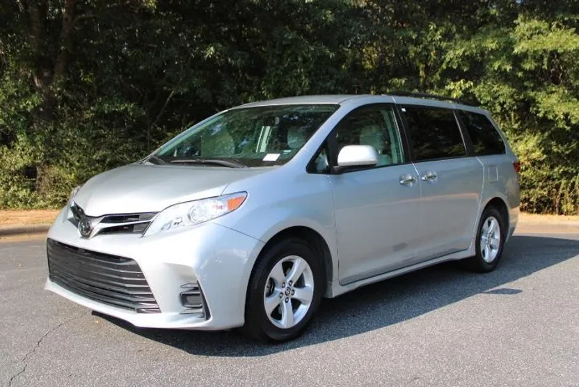 2020 Toyota Sienna LE photo 1