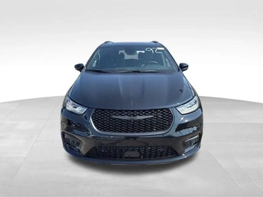 2026 Chrysler Pacifica Limited photo 1