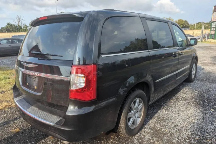 2012 Chrysler Town & Country photo 1