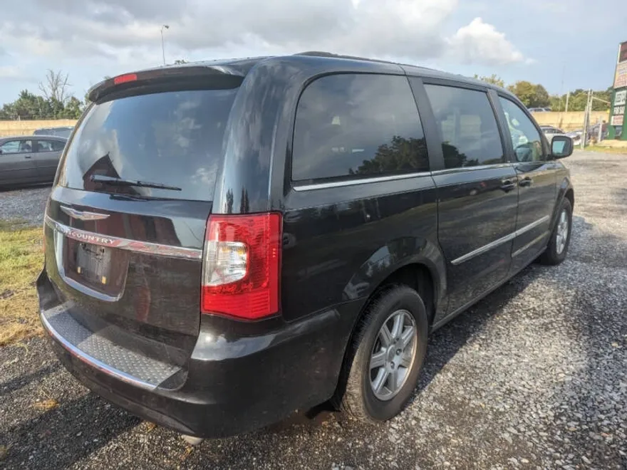 2012 Chrysler Town & Country photo 1