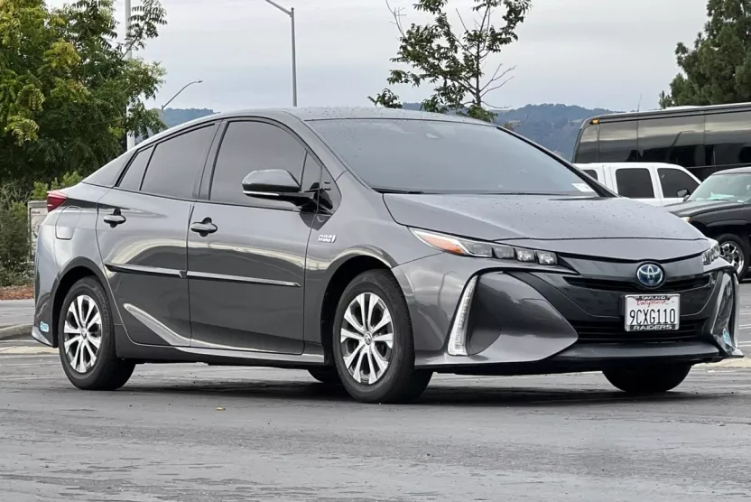 2020 Toyota Prius Prime LE photo 1