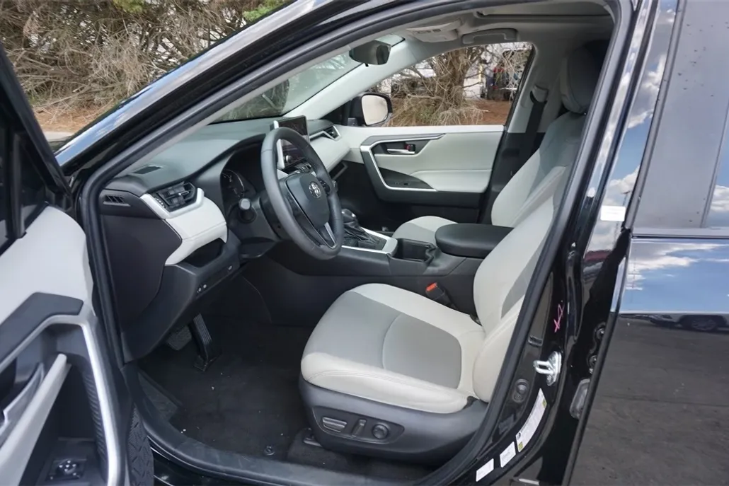 2023 Toyota RAV4 XLE Premium photo 1