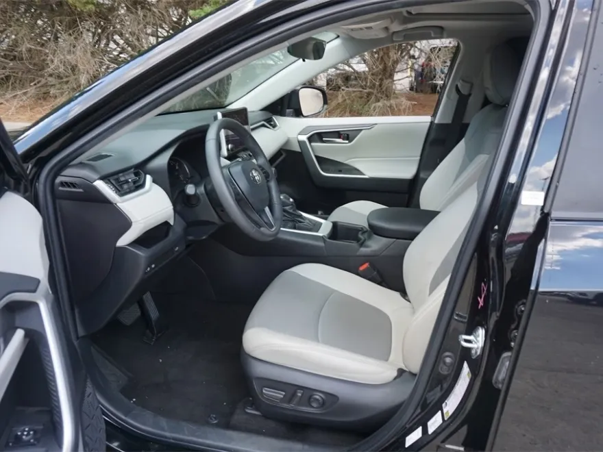 2023 Toyota RAV4 XLE Premium photo 1